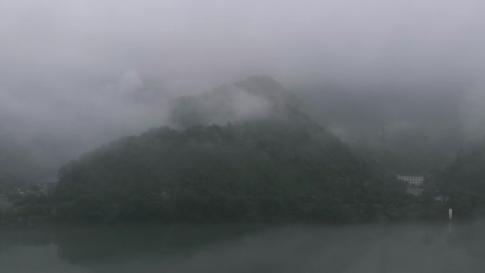 大雾弥漫的富春江岸边渔船
