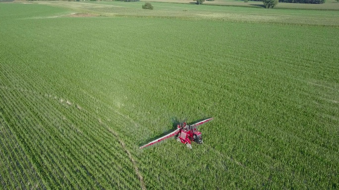 拖拉机喷洒农药现代化种植业粮食大国