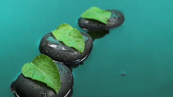 一滴水滴落在绿色的水中