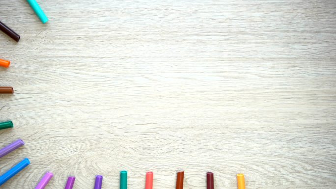 桌子上的彩色颜料和毛毡笔