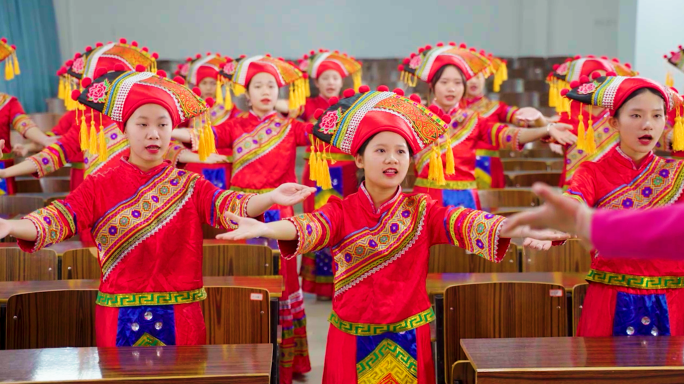 少数民族学生唱歌 跳舞 音乐课
