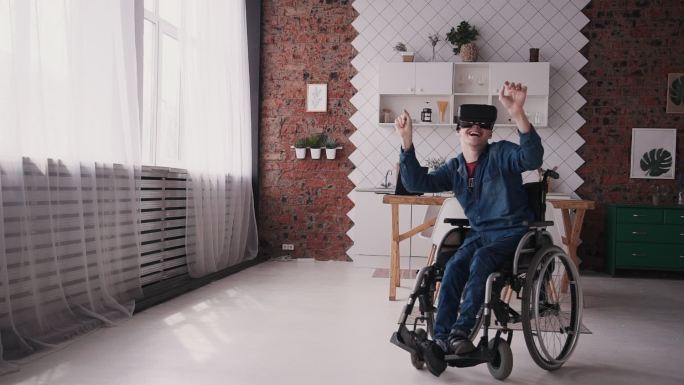 使用虚拟现实眼镜的轮椅上的成年男子