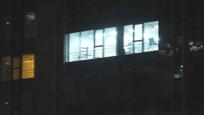 航拍夜晚现代办公大楼的办公室