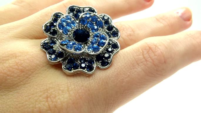 手指上镶有蓝宝石的戒指