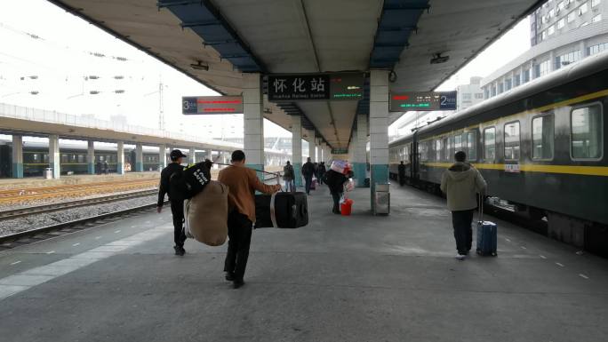 湖南怀化站火车站月台站台旅客绿皮车