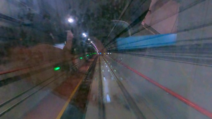 地铁隧道进站