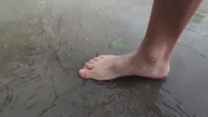 夏天 下雨 脚踩 雨水 水花 水波