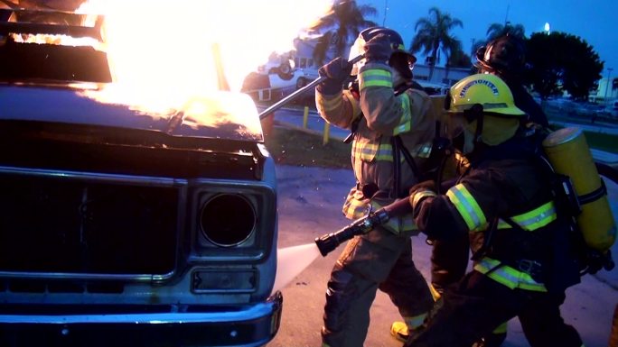 灭火的消防员119火灾着火起火大火汽车