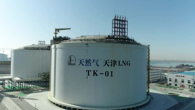 航拍天津LNG液化天然气储气罐