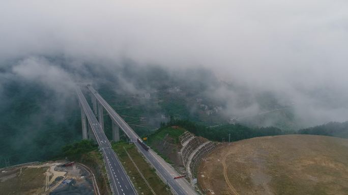 航拍云雾中的高速公路