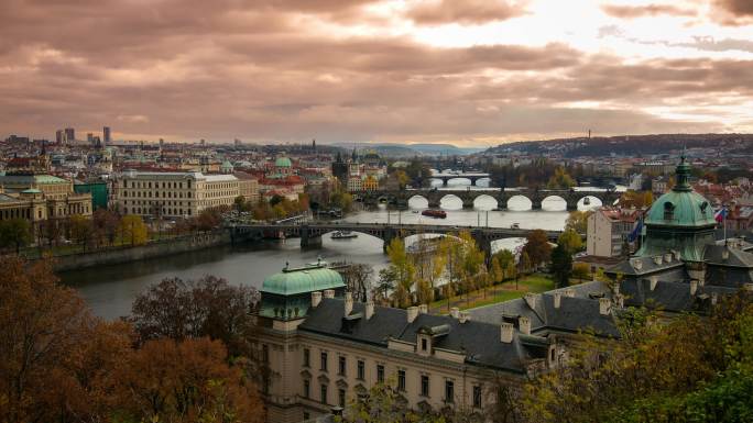 捷克共和国布拉格日落时布拉格桥的延时
