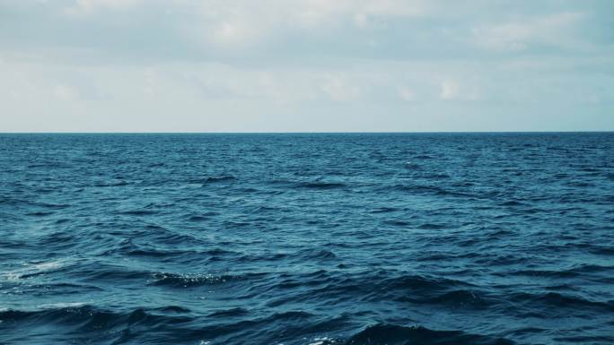碧波荡漾的大海。一望无际天际线海平面波涛