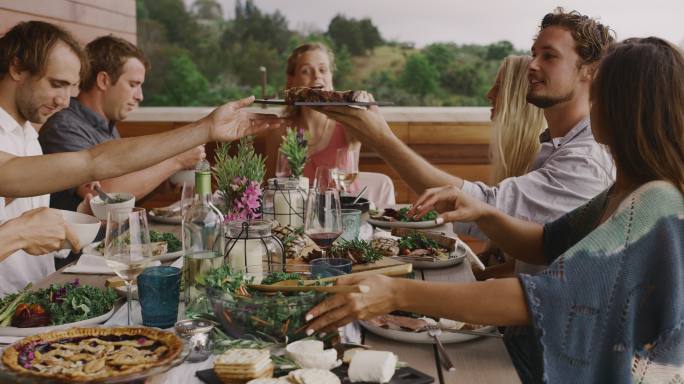 在聚餐的一群人国外聚会视频素材老外聚餐