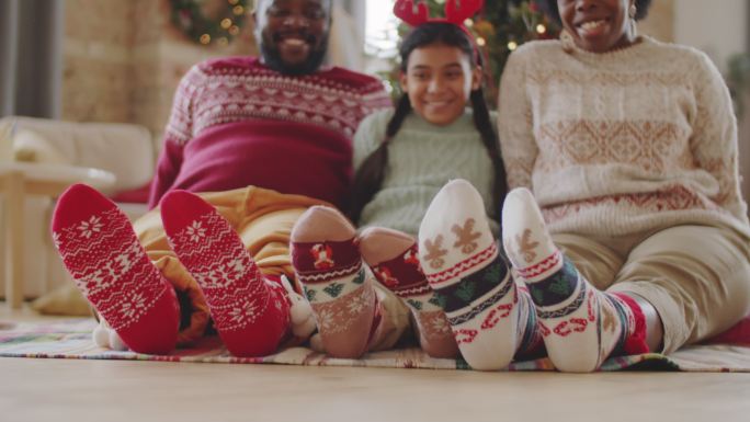 穿着圣诞袜的快乐家庭的双腿