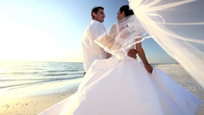 海滩上的新婚夫妇婚礼布置浪漫现场结婚拍婚