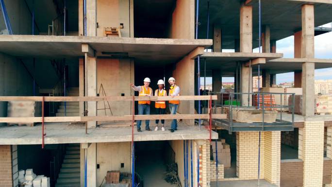 建筑工人在建筑工地检查房屋。