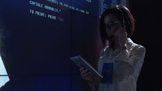 飞行控制中心电脑旁的女人