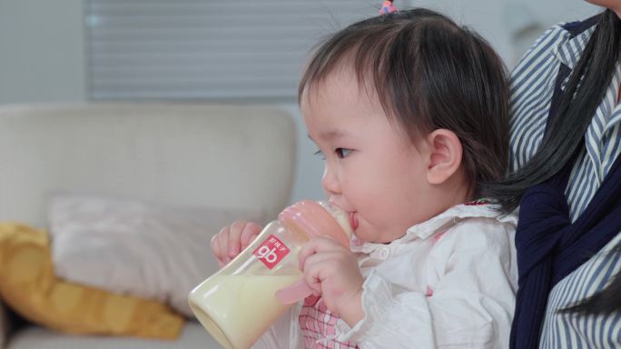 婴儿喝奶