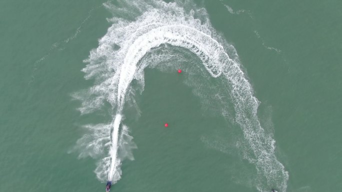 水上摩托艇竞赛在海南海上急速转弯长水花