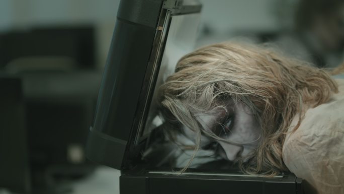 躺在复印机上的僵尸女人