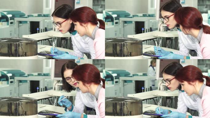 两位女生物学家在进行实验时做笔记