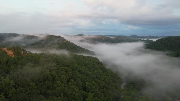 无人机飞越肯塔基州的红河峡谷森林和山脉