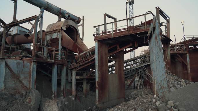 采石场旧废弃工业生锈金属