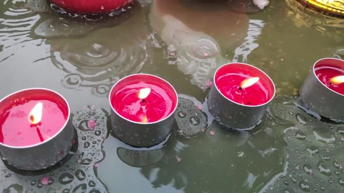 雨中 祈祷 蜡烛 四川 信仰 佛