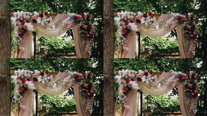 婚礼拱门上装饰着美丽的鲜花