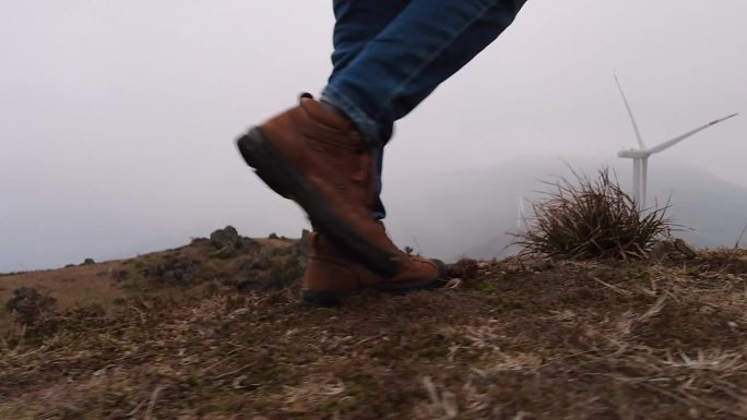 走在高山草地上