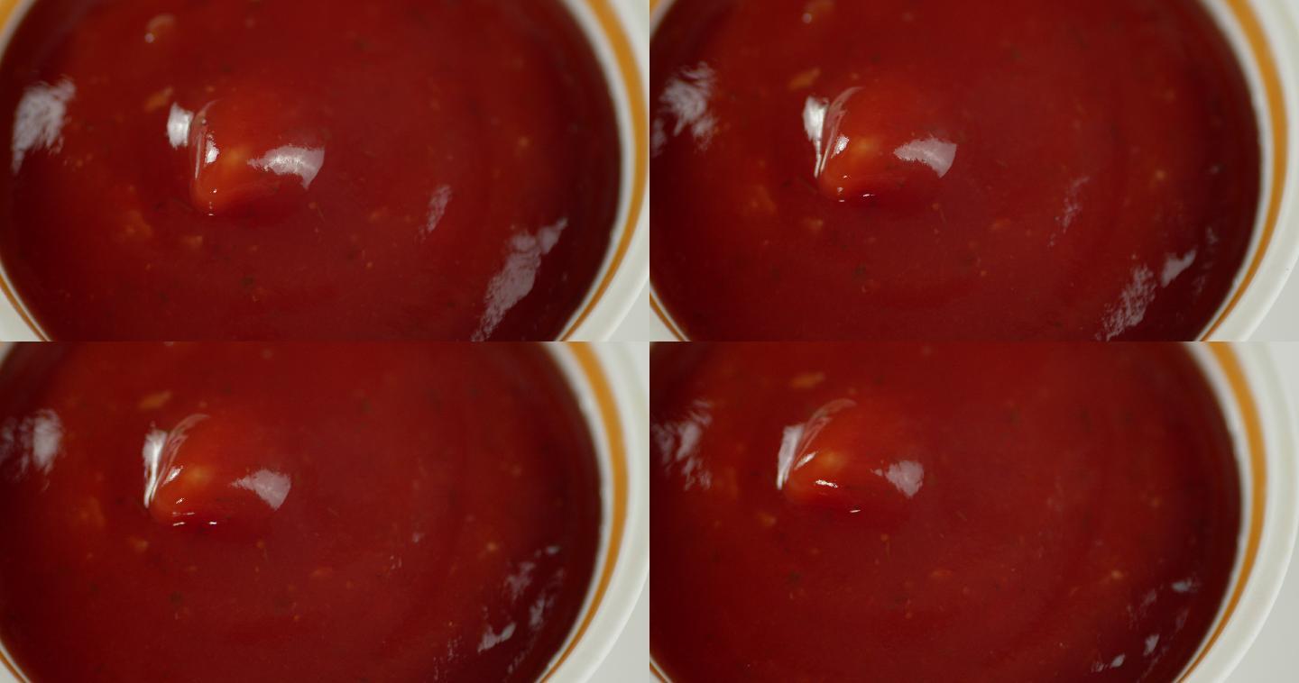 番茄酱碗慢慢旋转。