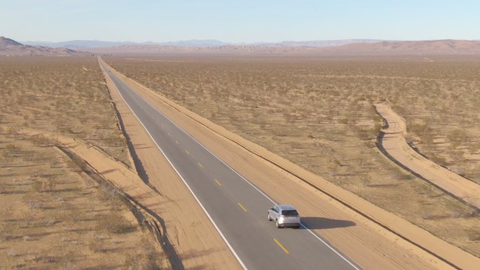 在沙漠的公路上新疆西藏大自然旅游公路建设