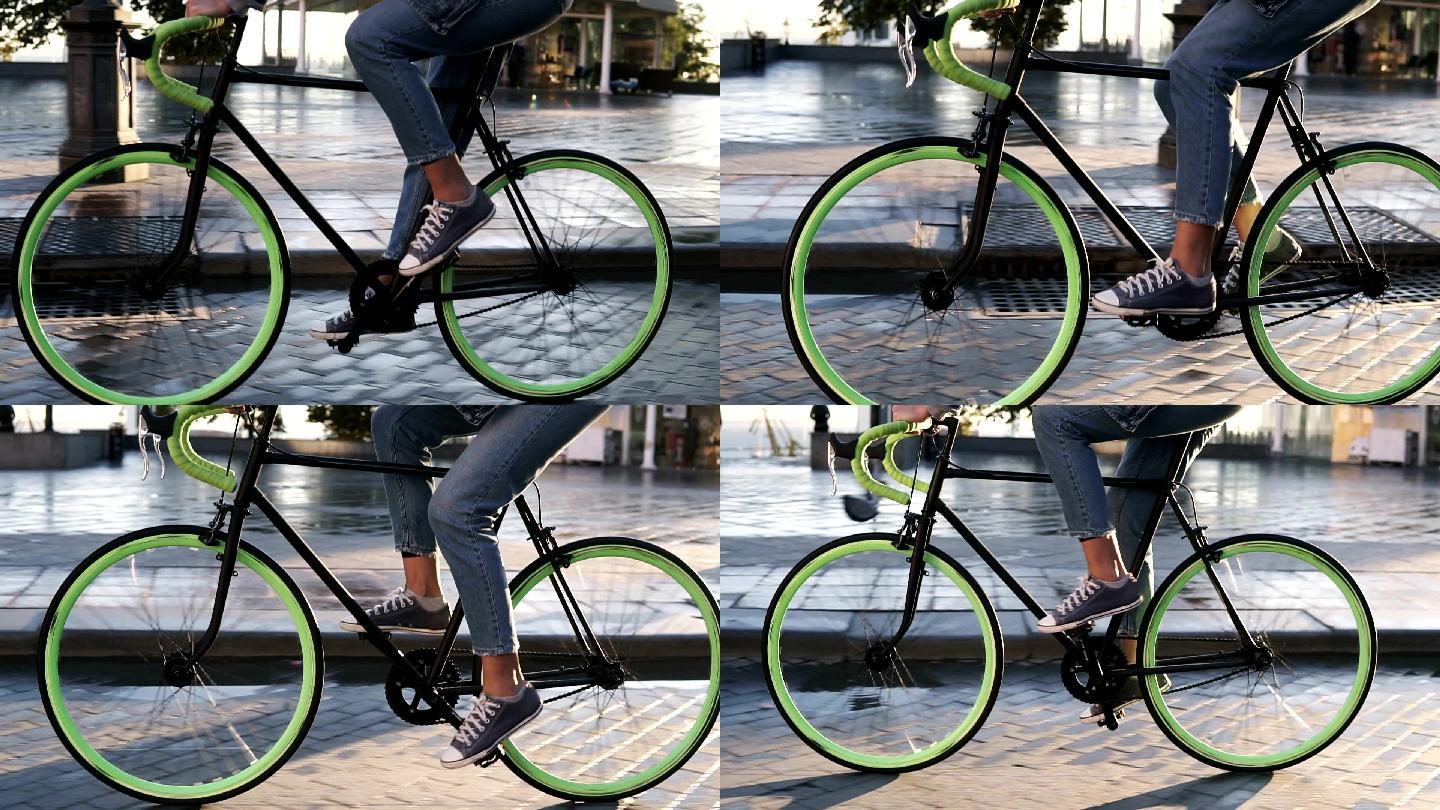 一名年轻女子骑着绿色轮子的自行车