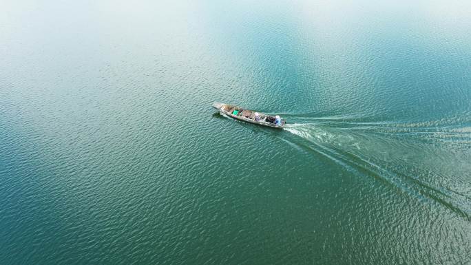 湖面上渔船行驶 湖面泛舟 波光粼粼