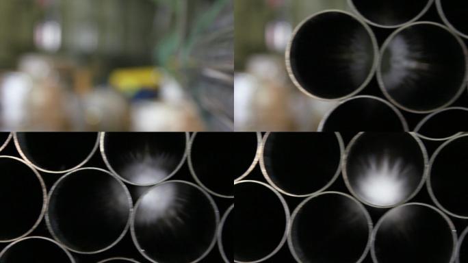从闪亮的金属管焦点外拍摄时的眩光和反光。