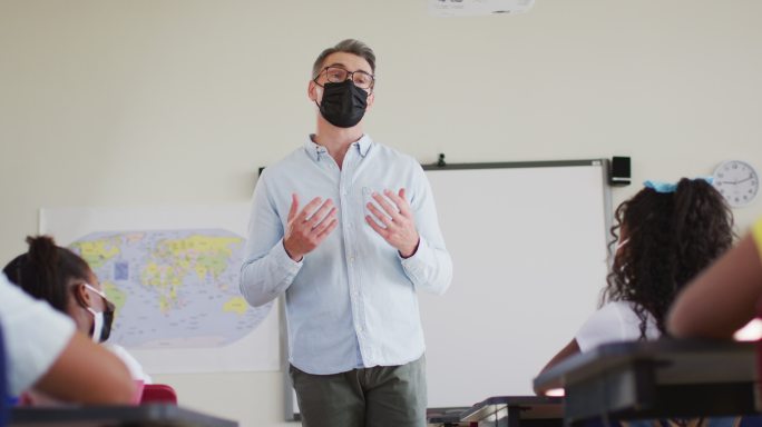 男教师戴着口罩上课
