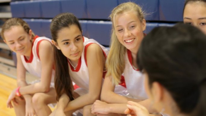 女子高中篮球队听教练的训话