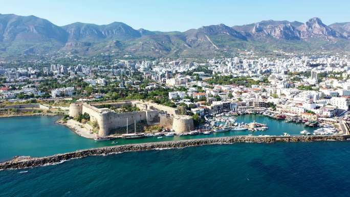 塞浦路斯北海岸的一座城市景观