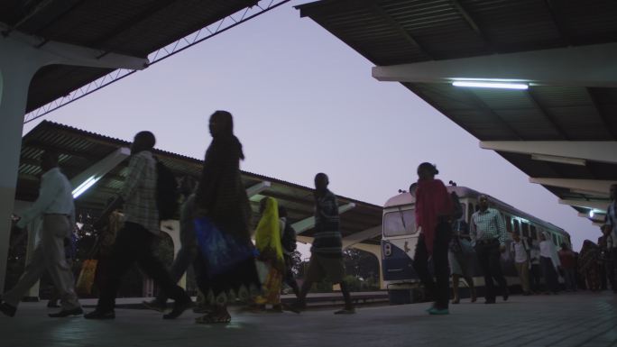 非洲夜晚火车站站台下车的乘客