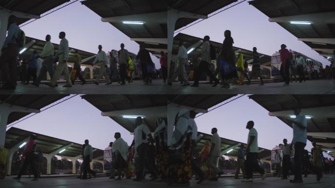 非洲夜晚火车站站台下车的乘客
