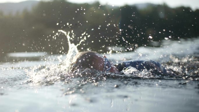 湖中游泳训练游泳镜头自由泳特写游泳特写