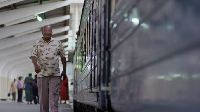 非洲火车站站台行走的老年乘客