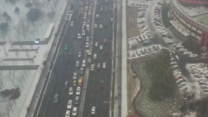航拍山东淄博城市冬季大雪道路车流下雪