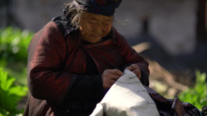 4K 老人在手工做衣服侗族服装