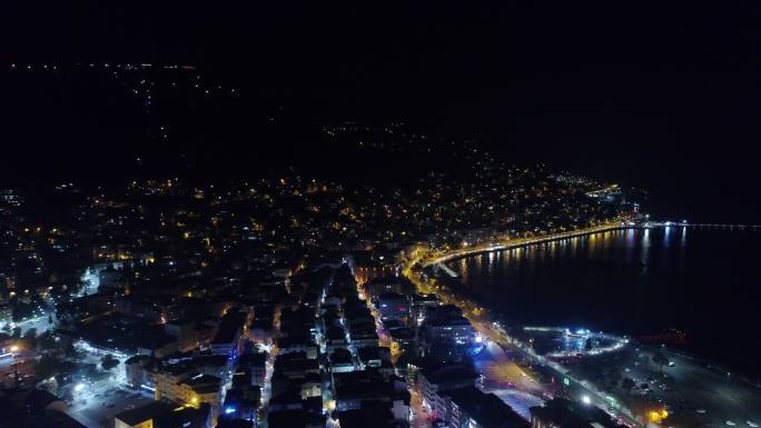 土耳其城市景观的空中夜景。
