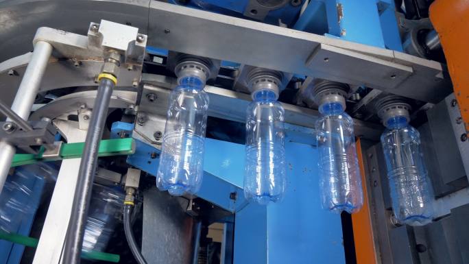 水瓶吹塑机的快速运动轨迹。