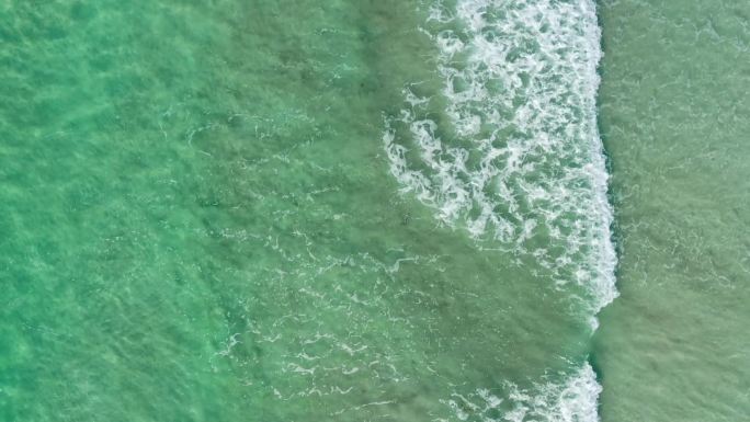 海岸海浪视图。俯视地球顶视图海面大自然风