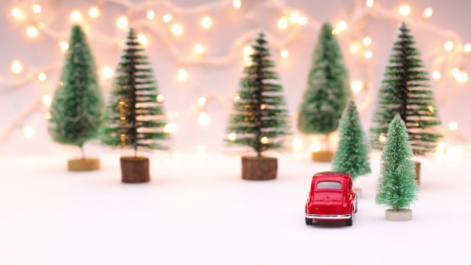 老式红色汽车将圣诞树装在屋顶上