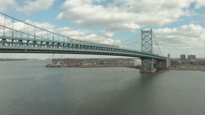 无人机在费城本杰明·富兰克林大桥旁拍摄