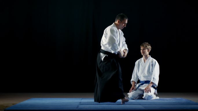 武术大师向他的学生展示了格斗技巧